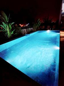 Πισίνα στο ή κοντά στο OLDSKOOL VILLAS 15 minutes walk to LARA beach