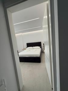 - une chambre avec un lit dans une pièce avec un miroir dans l'établissement Dashaj Rooms 301, à Ksamil
