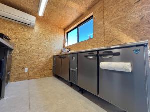 ein Badezimmer mit Waschbecken und Fenster in der Unterkunft Rasta Camp Hakushu - Vacation STAY 03221v in Shirasu