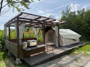 eine Jurte mit Holzdeck und Zelt in der Unterkunft Rasta Camp Hakushu - Vacation STAY 03221v in Shirasu