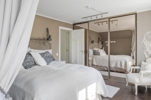 Giường trong phòng chung tại Idyllic villa near Stockholm City