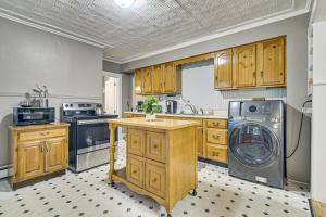 Fotografie z fotogalerie ubytování Home with Private Hot Tub Less Than 1 Mi to Auburn Riverwalk v destinaci Auburn