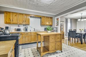 Fotografie z fotogalerie ubytování Home with Private Hot Tub Less Than 1 Mi to Auburn Riverwalk v destinaci Auburn