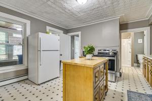 Fotografie z fotogalerie ubytování Home with Private Hot Tub Less Than 1 Mi to Auburn Riverwalk v destinaci Auburn