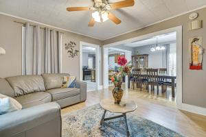 ein Wohnzimmer mit Sofa und Tisch in der Unterkunft Home with Private Hot Tub Less Than 1 Mi to Auburn Riverwalk in Auburn