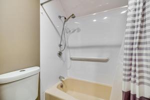 ein weißes Badezimmer mit Dusche und Toilette in der Unterkunft Home with Private Hot Tub Less Than 1 Mi to Auburn Riverwalk in Auburn + 19 Fotos