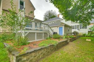 ein Haus mit einer Mauer und einem Hof in der Unterkunft Home with Private Hot Tub Less Than 1 Mi to Auburn Riverwalk in Auburn