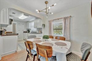 een keuken en eetkamer met een tafel en stoelen bij Watch the dolphins Waterview 2-bed Heated pool in Clearwater Beach