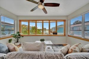 Χώρος καθιστικού στο Watch the dolphins Waterview 2-bed Heated pool +20 φωτογραφίες