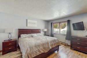 a bedroom with a bed and a flat screen tv at Quicksilver 1654 in Keystone +22 photos