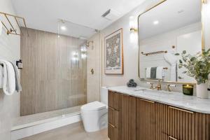 Un baño con ducha, inodoro y lavabo. en MVR - A Suite That-s Actually as Good as It Looks, en Miami 14 fotos más