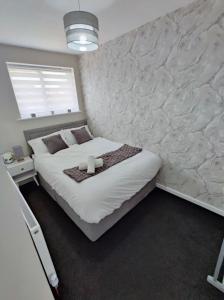 バーミンガムにあるTHE CROFT HOUSE - Near Birmingham Airport and NEC For Company, Contractor and Leisure Stays - HS2, JLR, Resorts World, Large Onsite Secure Parkingのベッドの上にキャンドルが2本置かれた寝室