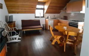 Dapur atau dapur kecil di Cozy Home In Kuterevo With Wifi
