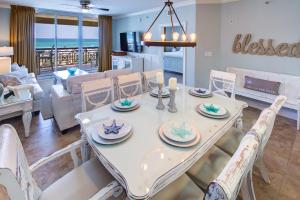 Et opholdsområde på Azure 212 - Oceanfront Luxury Beach Condo