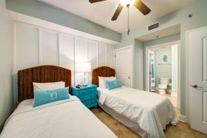 En eller flere senge i et værelse på Azure 212 - Oceanfront Luxury Beach Condo + 42 billeder