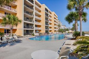 Swimmingpoolen hos eller tæt på Azure 212 - Oceanfront Luxury Beach Condo