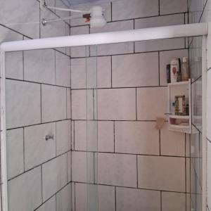 Ένα μπάνιο στο Um quarto pra você em Mangaratiba