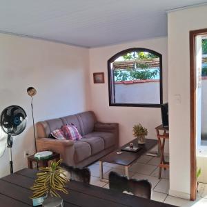 Χώρος καθιστικού στο Um quarto pra você em Mangaratiba