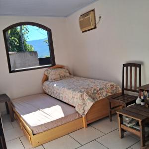 Ένα ή περισσότερα κρεβάτια σε δωμάτιο στο Um quarto pra você em Mangaratiba