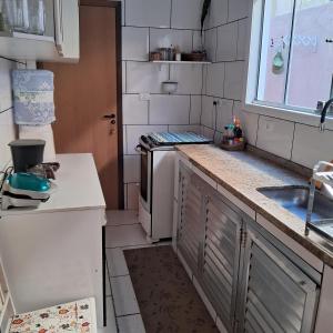 Η κουζίνα ή μικρή κουζίνα στο Um quarto pra você em Mangaratiba