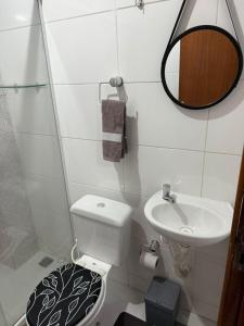 リオデジャネイロにあるApartamento próx a estação, Vila Militar e Afonsosのトイレ、洗面台、鏡のあるバスルーム