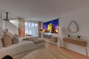una camera da letto con un letto grande e uno specchio di Cocooning 7mn Metro Proche Paris a Bagneux