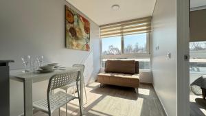 ein Esszimmer mit einem Tisch und einem Stuhl in der Unterkunft Movistar Arena, Parq OHiggins Estacionamiento Gratis in Santiago