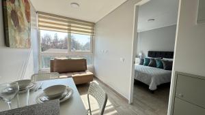 ein Wohnzimmer mit Esstisch und Couch in der Unterkunft Movistar Arena, Parq OHiggins Estacionamiento Gratis in Santiago