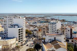 una vista aerea di una città con edifici di The View at the Downtown 5 a Faro