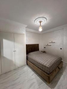Un dormitorio con una cama y un armario. en Beach Mini Villa With Jacuzzi Pool, en El Arba de Trougout 7 fotos más