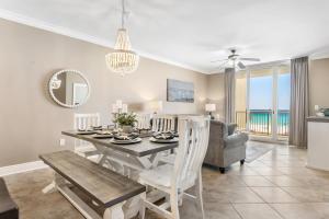 ein Esszimmer mit Tisch und Couch in der Unterkunft Azure 305 - Beachfront Luxury Retreat in Fort Walton Beach