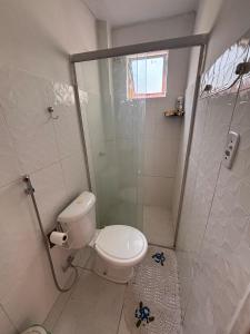 a bathroom with a toilet and a shower at Apartamento COP 30 Belém do Pará in Ananindeua