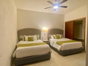 Ένα ή περισσότερα κρεβάτια σε δωμάτιο στο Hotel Misión Campeche +7 φωτογραφίες