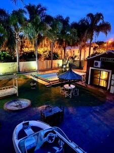 ein Boot im Hof eines Hauses in der Unterkunft La luna in San Pedro