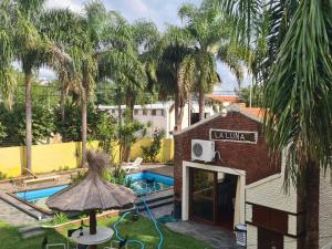 eine Luftaufnahme eines Resorts mit Swimmingpool in der Unterkunft La luna in San Pedro