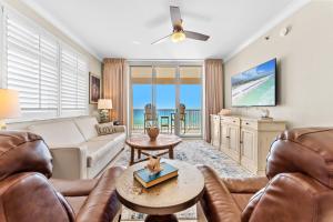 ein Wohnzimmer mit Ledermöbeln und Meerblick in der Unterkunft Azure 501 - Beachfront Luxury & Stunning Ocean Views! in Fort Walton Beach