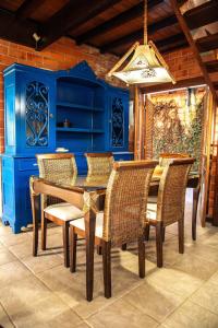 a dining room with blue cabinets and a table and chairs at Casarão do Coronel - Descanso e lazer em Maresias na Praia do Saco in Maresias