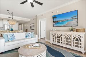 Et tv og/eller underholdning på Azure 502 - Oceanfront Luxury - Unbeatable Views