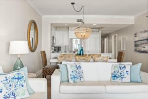 Et opholdsområde på Azure 502 - Oceanfront Luxury - Unbeatable Views