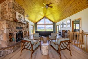 Fotografie z fotogalerie ubytování Mountain View Home w/Hot Tub - Close to Downtown! v destinaci Faith Mobile Home Court