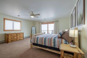 Postel nebo postele na pokoji v ubytování Mountain View Home w/Hot Tub - Close to Downtown!