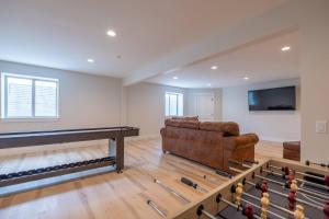 TV a/nebo společenská místnost v ubytování Mountain View Home w/Hot Tub - Close to Downtown!