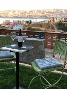 - une table avec 2 verres et une bouteille de vin dans l'établissement Mi hogar de Flores - A pasos del Estadio Elias Figueroa y mirador 21 de Mayo, à Valparaíso