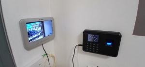 Une petite télévision est fixée à un mur. dans l'établissement Mi hogar de Flores - A pasos del Estadio Elias Figueroa y mirador 21 de Mayo, à Valparaíso