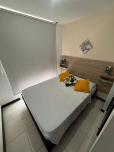a bedroom with a large bed with yellow pillows at Apartamento Aroma de Café in Montenegro +27 photos