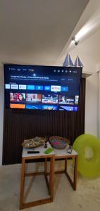 TV a/nebo společenská místnost v ubytování Caribean Seascape