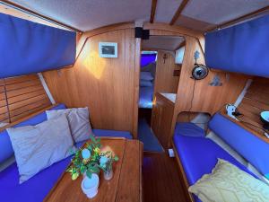 a small room with a table in the back of a boat at Lisboa Minuano Oriente in Lisbon