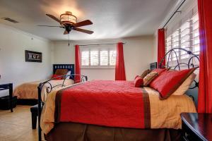 Giường trong phòng chung tại Guadalupe River Nut House WW i203 +26 ảnh