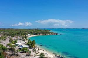 纽兰拜Bawaka Experience - 4WD access only的享有棕榈树海滩和大海的空中景致