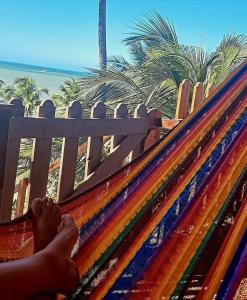 osoba siedząca na hamaku z widokiem na plażę w obiekcie Casa pénareia w mieście Amontada +5 zdjęć
